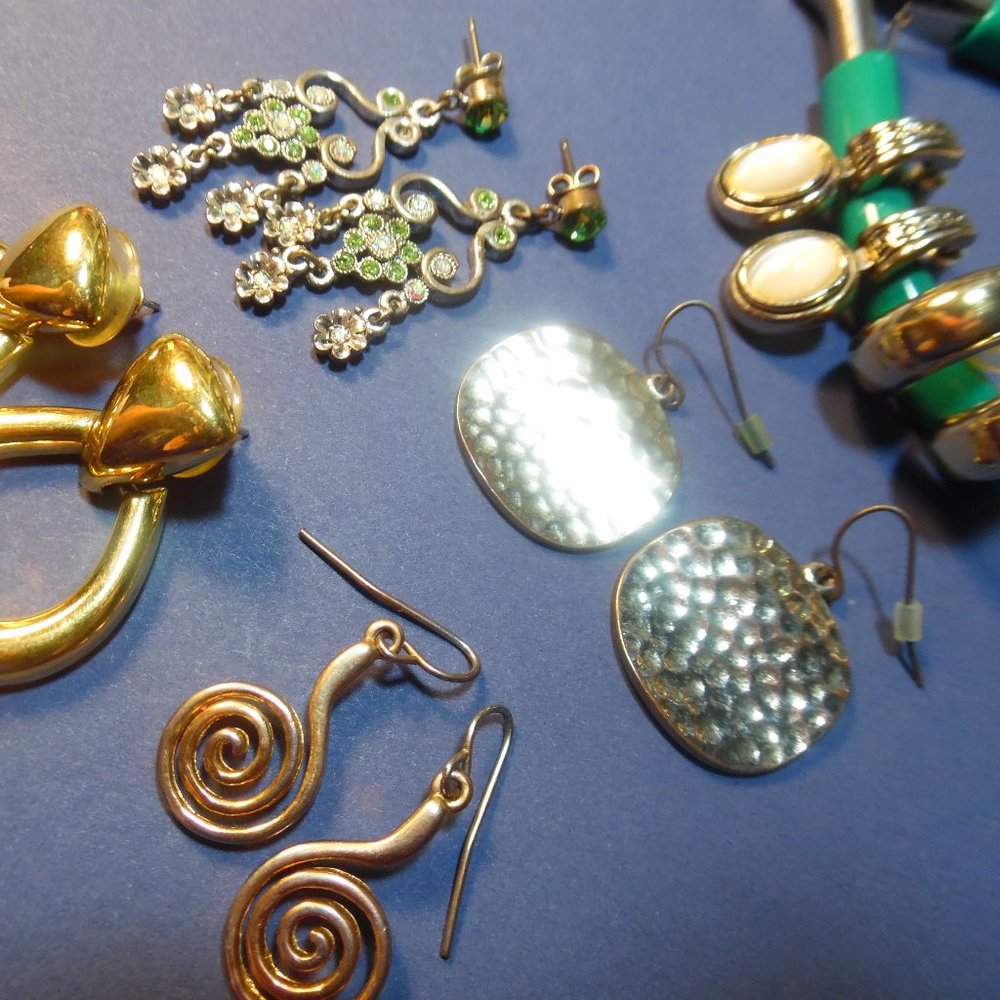 SILVERTONE AND GOLDTONE PIERCED EARRINGS (6) pair LOT  CUTE!